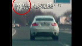 Zloděj v ukradeném BMW jel rychlostí 218km/h