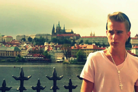 Hit internetu: Hezounek rapuje o Praze. Znáte ho?