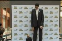 Nejmenší muž světa sahá nejvyššímu nad kotníky!