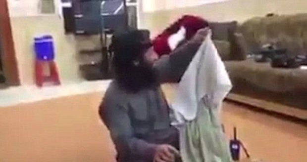 Žert džihádistů: Zatímco jeden z nich znásilňuje ženu, ostatní mu seberou oblečení