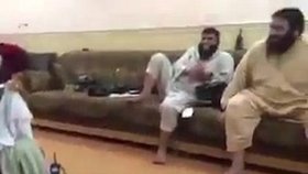 Bojovníci ISIS se baví a vtipkují, zatímco jejich druh znásilňuje otrokyni.