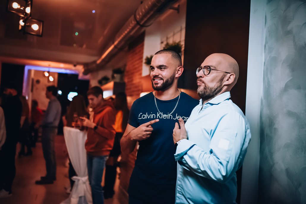 Benedikt Faust přijel do Bagel Lounge představit své bagely a blogeři posléze zkoušeli napodobit jeho styl. Nejlepší získal krásnou výhru.