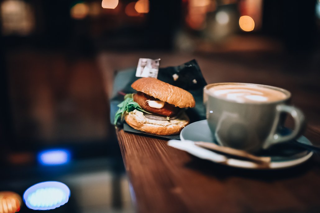 Benedikt Faust přijel do Bagel Lounge představit své bagely a blogeři posléze zkoušeli napodobit jeho styl. Nejlepší získal krásnou výhru.