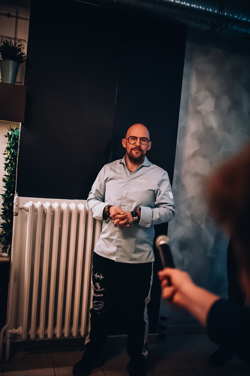 Benedikt Faust přijel do Bagel Lounge představit své bagely a blogeři posléze zkoušeli napodobit jeho styl. Nejlepší získal krásnou výhru.