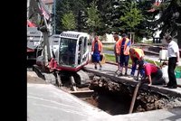 V Jihlavě se propadla silnice: Do díry se vešel bagr