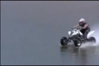 VIDEO: Malý zázrak: Závodník přejel jezero na čtyřkolce