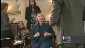 Hilary Clinton si právě přečetla nepotvrzenou zprávu, že Kaddáfí byl zajat.