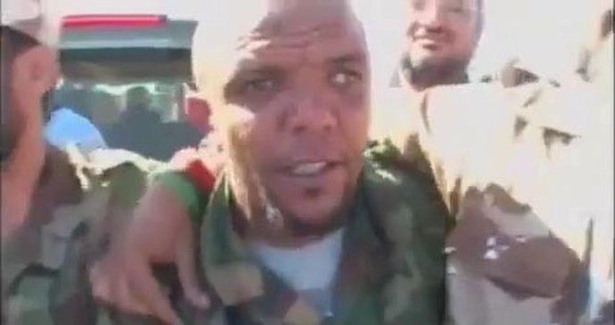 Povstalci se radují z Kaddáfího smrti. Zde je muž, který ho zastřelil