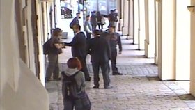 Video z incidentu, kdy Kalousek zfackoval studenta na ulici