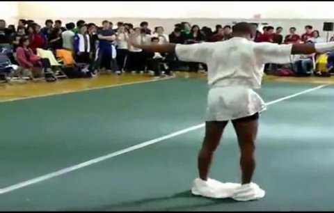 Karatistovi spadnou kalhoty: Pokračuje jen v trenkách!