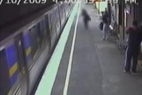 Kočárek s dítětem vjel pod metro: Chlapec zázrakem přežil!