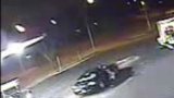 VIDEO: Vrhli se na auto, které jim i s dcerou chtěl ukrást drzý zloděj! 