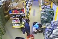 Neuvěřitelná krádež: Žena pod sukní odnese karton piva!