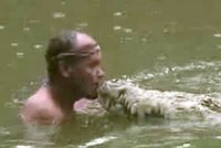 Rybář s šílenou zálibou: Líbá se s krokodýlem!