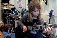 Zoe (8): Dobývá internet svou neskutečnou hrou na kytaru