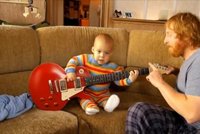 VIDEO: Mimino válí na kytaru a ukazuje rockové rohy!