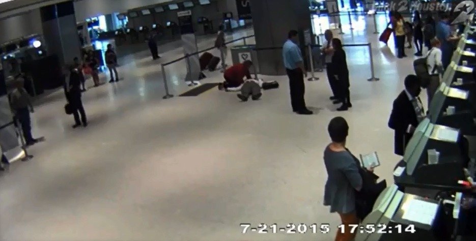 Bezpečnostní kamera zachytila, jak zaměstnanec United Airlines napadne starce.