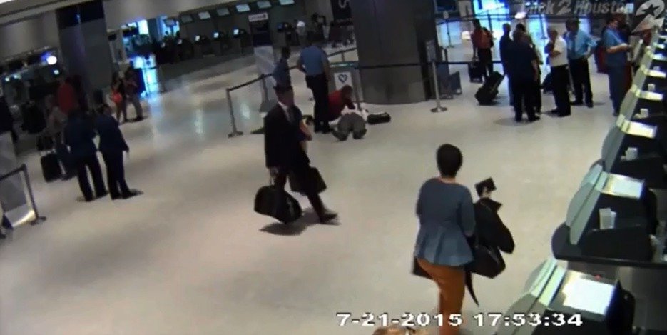 Bezpečnostní kamera zachytila, jak zaměstnanec United Airlines napadne starce.