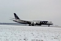 V Praze přistál nejmodernější Boeing 787: Stojí 4 miliardy