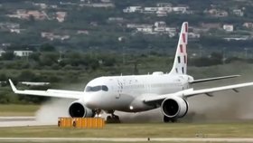 Airbus při vzletu vyjel z ranveje.
