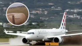 Airbus při vzletu vyjel z ranveje.