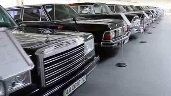 Video: Sbírka luxusních aut sesazeného ukrajinského prezidenta Janukovyče
