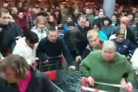 Slováci se v supermarketu pobili kvůli zlevněné šunce