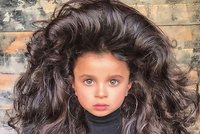 Pětiletá holčička má neuvěřitelné vlasy! Rodiče sklízejí ostrou kritiku