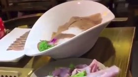 Šílené záběry z asijské restaurace. Hostům ze stolu doslova utekl kus kuřecího masa...