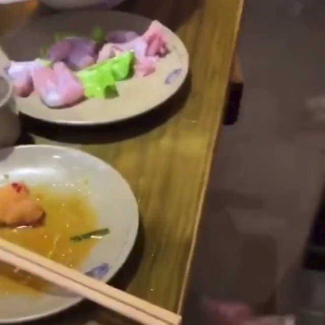 Šílené záběry z asijské restaurace. Hostům ze stolu doslova utekl kus kuřecího masa...