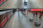 Agresivní mladík kopal do vagónu metra