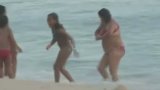Obézní, opilá paní baví pláž: Nedokáže vylézt z moře