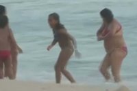 Obézní, opilá paní baví pláž: Nedokáže vylézt z moře