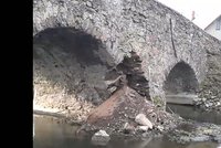 Bezoholednost: Bagrista zdemoloval nejstarší kamenný most Česka