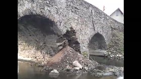 Přes nejstarší most přejel bagr a ten se částěčně zřítil