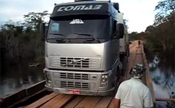 Naložený kamion na dřevěný most nepatří. Tady je důkaz (video)