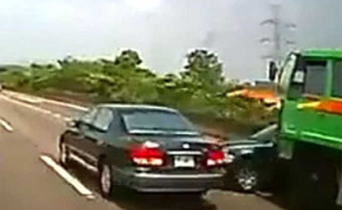 Když řidič náklaďáku přehledne osobní auto (video)