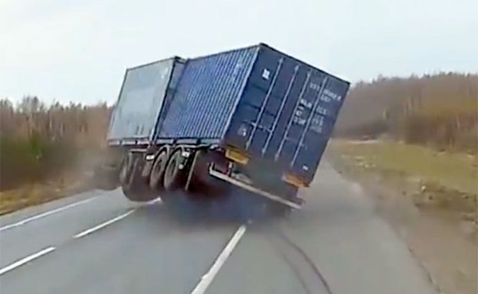 Video: Smyk kamionu s odhozením návěsu do dálky