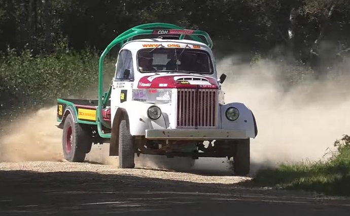 Video: Závody starých trucků. Driftem každou zatáčku!