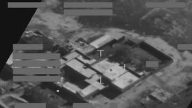 Odstřelovač ISIS na střeše budovy v Iráku
