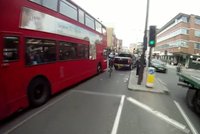 VIDEO: Autobus přimáčkne cyklistu: Zázrakem přežije!