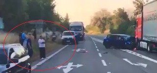 Video ukazuje lidi, jak stojí u silnice a přihlíží, aniž by zraněným pomohli. Podle mluvčího záchranky to však není pravda.