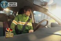Světový rekord: Smykem zaparkoval auto do mezery o 26 cm větší než auto