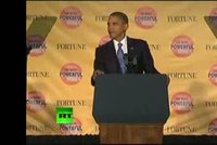 Obama zažil trapas: Při projevu mu spadl prezidentský znak!