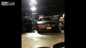 Řidička omlátí své BMW při parkování