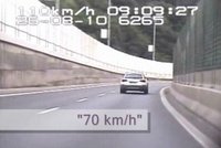 Řidič ujížděl policii rychlostí 200 km/h!