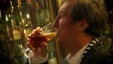 Bolek Polívka na mejdanu: Pivo hoši guten tag a whisky navrch!