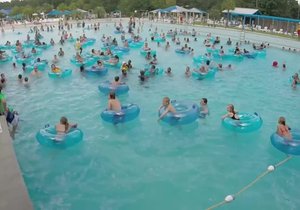 Horor v bazénu: Dokázali byste najít topící se dítě dříve než plavčík?