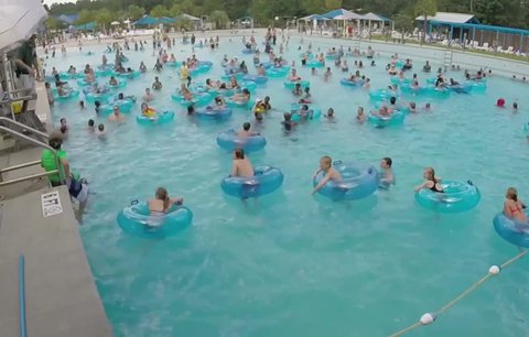 Horor v bazénu: Najdete topící se dítě dříve než plavčík? 