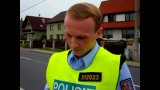 VIDEO: Řidič vyškolil policajta na silnici